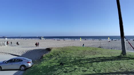 Menschen-Am-Venice-Beach,-Ruhig-Aufgrund-Von-Covid-19,-An-Einem-Sonnigen-Tag,-In-Los-Angeles,-Kalifornien,-USA---Handheld,-Schwenk