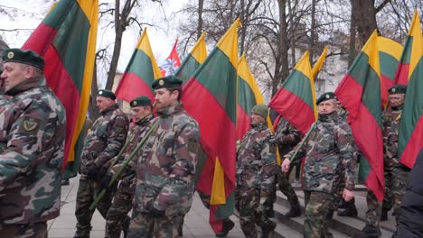 Many-soldiers-marching-with-Lithuanian-flag