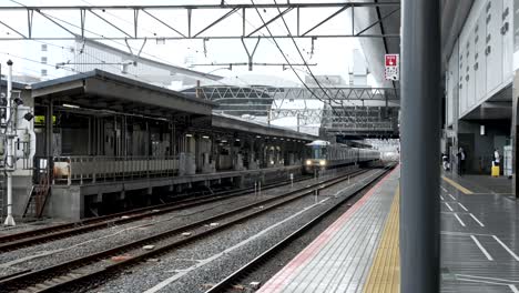 Feste-Aufnahme-Des-Lokalen-U-Bahn-Zugs,-Der-Den-Bahnsteig-Des-Bahnhofs-Kyoto,-Japan,-Erreicht