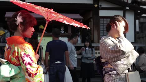 Hermosa-Geisha-Con-Kimono-Rojo-Sosteniendo-Un-Paraguas-Rojo-En-Kiyomizu-dera