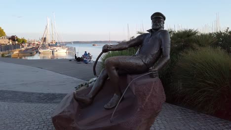 Bujtor,-a-famous-actor's-statue-in-Balatonfüred,-Hungary