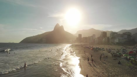Drohne-Fliegt-Rückwärts-über-Dem-Berühmten-Strand-Von-Ipanema-In-Rio-De-Janeiro