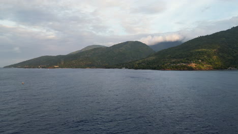 El-Océano-Azul-Ondula-Frente-A-La-Costa-De-Amed-Bali,-Indonesia.