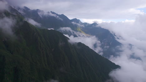 Grüne-Hügel,-Weite-Luftaufnahme,-Landschaftsberg,-Gelände,-Wolkenbedeckter-Himmel-Am-Touristischen-Ort-Nepal-4k