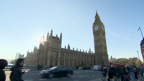 Weitwinkelaufnahme-Des-Parlamentsgebäudes-Und-Des-Big-Ben-Mit-Fußgängern-Auf-Der-Westminster-Bridge-In-London
