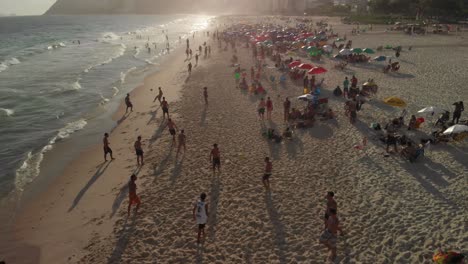 Drohne-Fliegt-Und-Schwebt-über-Dem-Strand-Von-Ipanema-In-Rio-De-Janeiro,-Während-Viele-Menschen-Ihre-Freizeit-Genießen