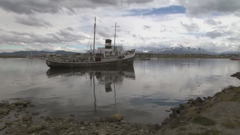 Vista-Bloqueada-Del-Remolcador-HMS-Justice-Sentado-Parcialmente-Encallado-Durante-La-Marea-Baja-En-Ushuaia