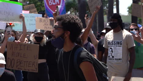 Zeitlupe-Des-Anführers,-Der-über-Megafon-Vor-Einer-Menschenmenge-Mit-Schildern-Zum-Thema-„Black-Lives-Matter“-Protest-In-Los-Angeles,-Kalifornien,-USA,-Aus-Nächster-Nähe-Spricht