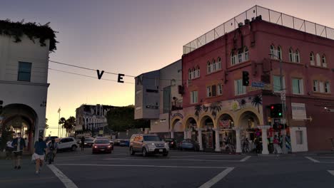 Venedig-Schild,-Schwenkaufnahme-An-Der-Ecke-Pacific-Ave-–-Windward-Ave-Mit-Verkehr,-Am-Abend-Bei-Sonnenuntergang,-In-Los-Angeles,-Kalifornien,-USA