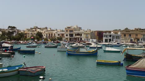 Barcos-Flotantes-En-El-Pueblo-Pesquero-De-Marsaxlokk.
