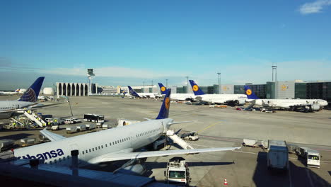 Aviones-En-La-Pista-Del-Aeropuerto-De-Frankfurt-Siendo-Cargados-Y-Descargados-Con-Pasajeros-Y-Carga.