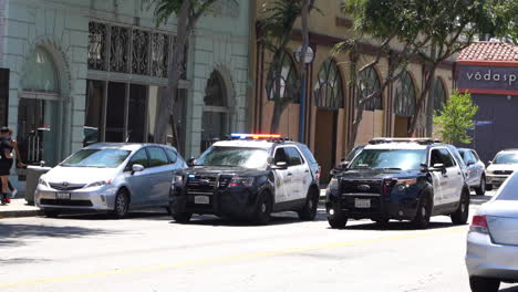 Streifenwagen-Der-Polizei-Auf-Den-Straßen-Von-Los-Angeles,-Zeitlupe