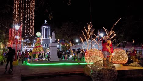 Celebraciones-De-La-Temporada-Navideña-En-La-Iglesia-Basílica-Del-Santo-Niño-En-Surigao,-Filipinas
