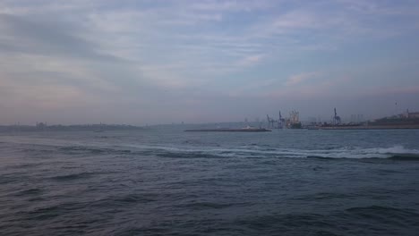 Luftaufnahme-Eines-Fährschiffs,-Das-Bei-Sonnenuntergang-Am-Wall-Und-Am-Leuchtturm-Am-Marmarameer,-Istanbul,-Türkei,-In-Den-Bosporus-Segelt