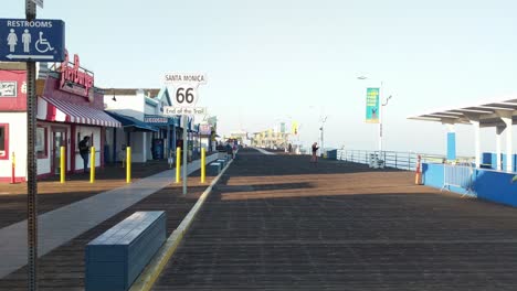 Menschen-Stehen-Am-Santa-Monica-Pier-In-Los-Angeles-Herum