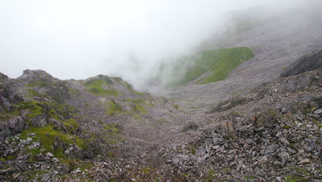 Felshügel-Mit-Algen-Drohnenschusswolken-Bedeckt-In-Der-Nepalesischen-Himalaya-Region-4k
