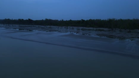 Playa-De-Mar-Cerca-Del-Bosque-De-Manglares-De-Sundarbans-Por-La-Noche-En-La-Costa-De-Bangladesh,-Vista-Aérea-De-Drones