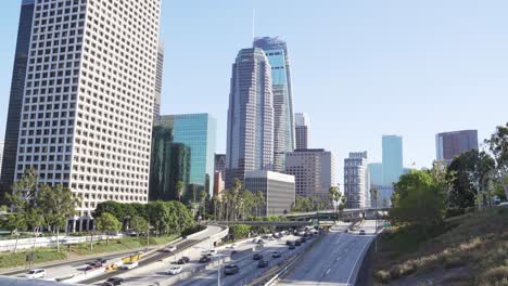 Wolkenkratzer-In-Der-Innenstadt-Von-Los-Angeles-Und-Täglicher-Verkehr-Auf-Dem-Harbour-Freeway,-Kalifornien