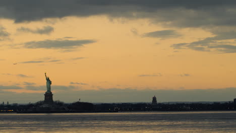 Sonnenuntergang-über-Dem-Hafen-Von-New-York-Mit-Der-Freiheitsstatue