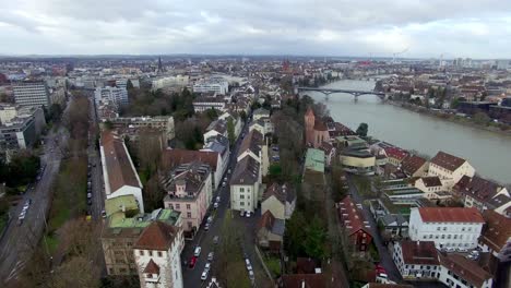 Erleben-Sie-Den-Charme-Von-Basel-Mit-Einer-Drohnenaufnahme,-Die-Die-Stadt-St.-Petersburg-Zeigt