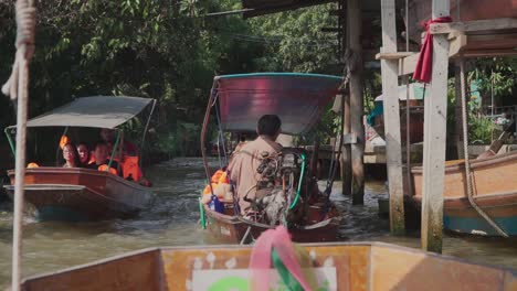 Mittlere-Aufnahme,-In-Einem-Fahrenden-Pumpboot.-Tourist-Auf-Einem-Pumpboot,-Das-Sich-Dem-Schwimmenden-Markt-In-Thailand-Nähert
