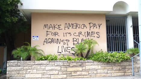 Mensaje-De-Graffiti-En-La-Pared-En-Los-Ángeles,-EE.UU.-Durante-Las-Protestas-De-Black-Lives-Matter