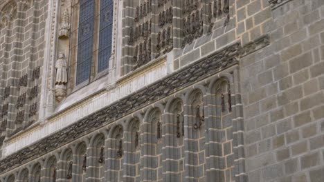 Muro-De-Tortura-En-El-Lateral-Del-Monasterio-De-San-Juan-De-Los-Reyes-En-Toledo,-España