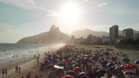 Ipanema-Strand-In-Rio-De-Janeiro-Luftaufnahme-Während-Der-Goldenen-Stunde-Mit-Menschen,-Die-Strandfußball-Spielen