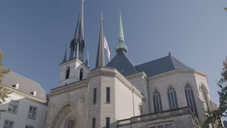 Tilt-Up-Aufnahme-Der-Gotischen-Architektur-Der-Kathedrale-Notre-Dame-Vor-Einem-Klaren-Blauen-Himmel