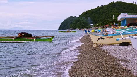 Zeitlupenclip-Eines-Tropischen-Strandes-Mit-Rohen-Booten-In-Surigao,-Mindanao,-Philippinen