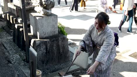 Japanische-Geisha-Wäscht-Die-Hand-In-Einem-Buddhistischen-Tempel