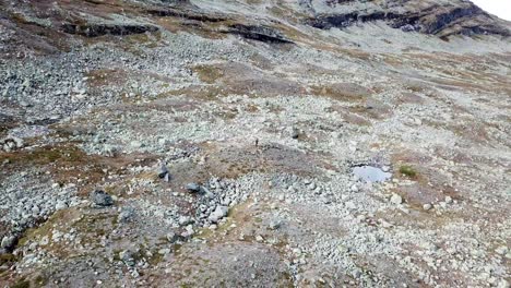 Un-Dron-Traza-Un-Círculo-De-180°-Alrededor-De-Un-Excursionista-Solitario-En-Los-Fjells-Suecos.