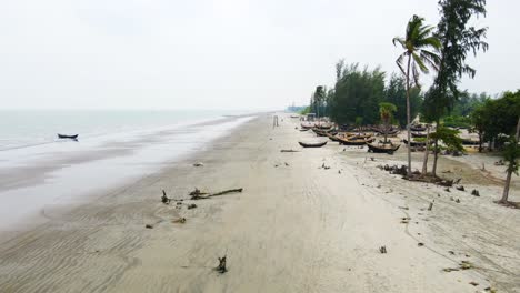 Drohnenaufnahme-Der-Fischerboote-Und-Der-Breiten-Küste-Des-Kuakata-Strands-In-Bangladesch