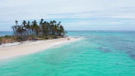 Luftaufnahme-Einer-Kleinen-Tropischen-Koralleninsel-In-Tonga,-Polynesien,-Weißer-Strand-Und-Palmen-Am-Türkisfarbenen-Wasser-Des-Südpazifiks