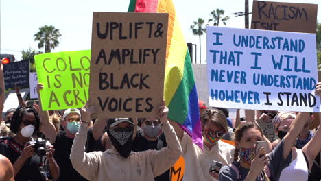 Nahaufnahme-Von-Menschen-Und-Schildern-Während-Des-Protests-Gegen-Black-Lives-Matter-In-Los-Angeles,-West-Hollywood,-Kalifornien,-Anführer-Spricht-über-Megafon,-Zeitlupe