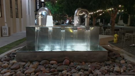 Funky-Fountain,-Nachts,-In-Los-Angeles,-Kalifornien,-USA-–-Statisches-Ansichtsprofil