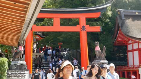 Touristen-Versammeln-Sich-Am-Fushimi-Inari-Schrein-In-Kyoto