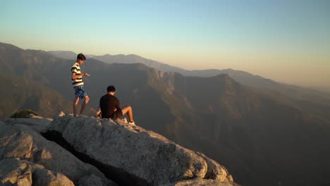 Friends-enjoying-the-sunset-view-of-the-Sequoia-National-Forest-from-the-peak-of-Moro-Rock