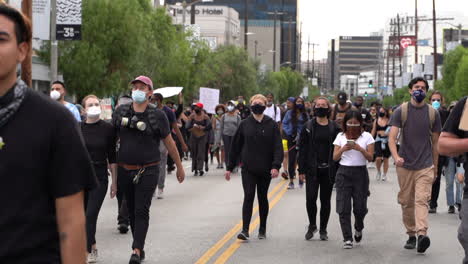 Personas-Con-Máscaras-Sobre-Vidas-Negras-Importan-Protestando-En-Marcha-Durante-El-Virus-Covid-19