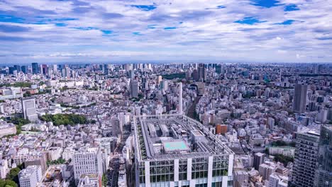 Weitwinkel-Zeitraffer-Luftaufnahme-Der-Skyline-Von-Tokio-Mit-Vorbeiziehenden-Wolken-An-Einem-Lebhaften-Tag