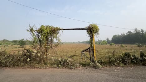 Weitwinkelaufnahme-Eines-Leeren-Torpfostens-In-Einer-Kleinstadt-Eines-Dorfes-Neben-Einer-Straße-In-Indien