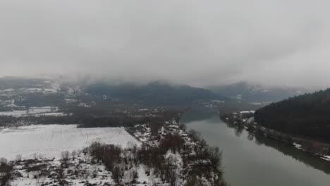 Ruhige-Abgelegene-Polnische-Hochlandlandschaft,-Berge-Und-Fluss-An-Stürmischen-Wintertagen