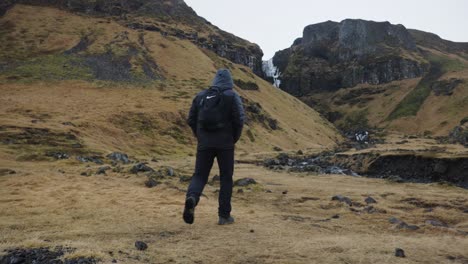 Verlorene-Touristen-Wandern-In-Der-Nähe-Der-Isländischen-Berglandschaft-Und-Des-Felsigen-Flussbetts