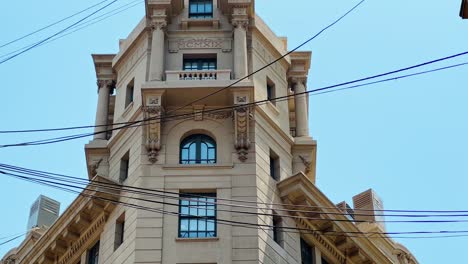 Errichtung-Des-Ariztía-Gebäudes,-Des-Ersten-Wolkenkratzers-In-Santiago,-Chile,-Mit-An-Der-New-Yorker-Straße-Hängenden-Kabeln