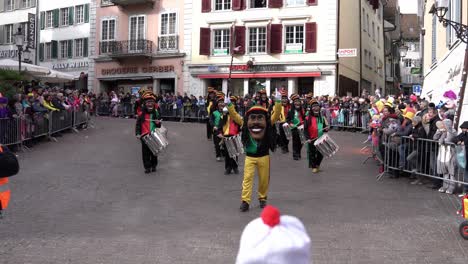 Solothurn,-Schweiz---03.-März-2019:-Ein-Jamaikanisch-Aussehender-Karnevalsclub-Mit-Lustigen-Masken,-Die-Beim-Karnevalsgeschäft-Trommeln-Spielen