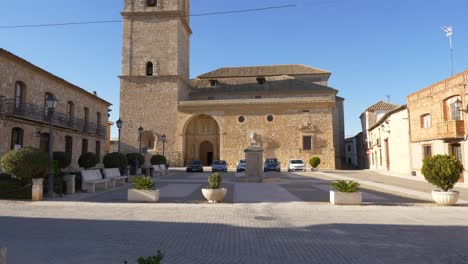 Schwenkaufnahme-Des-Zentralen-Platzes-In-El-Toboso,-Spanien,-Und-Der-Stadtkathedrale,-Der-Kirche-San-Antonio-Abbot