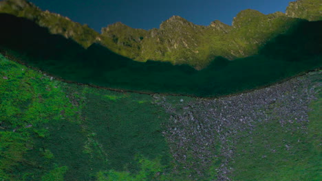 Große-Drohnenaufnahme-Des-Sees,-Der-Die-Bergkette-Und-Das-Grün-Nepals-Reflektiert,-Kristallklare-Sicht-4k