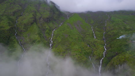 Luftaufnahme-Der-Wilden-Landschaft-Mit-Von-Wolken-Bedeckten-Wasserfällen-Und-Himmlischen-Nepalesischen-Grünen-Hügeln-4k