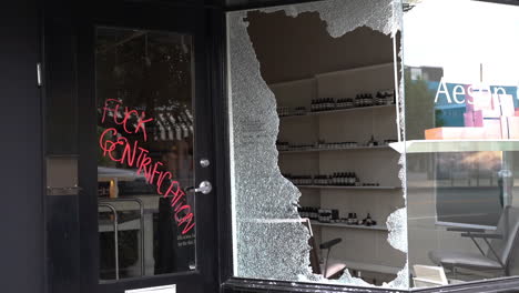 Zerbrochene-Fenster-Eines-Ladens-In-Los-Angeles,-Nachwirkungen-Der-Proteste-Gegen-Black-Lives-Matter