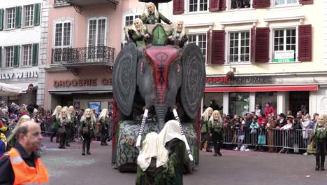 Solothurn,-Schweiz---03.-März-2019:-Ein-Karnevalsclub-Mit-Lustigen-Masken-Auf-Einem-Riesigen-Fahrzeug,-Das-Wie-Ein-Elefant-Aussieht